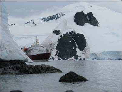 De Polar Star vaart Buls Bay binnen