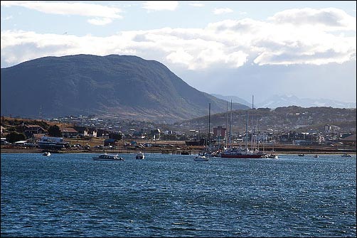 De MV Plancius laat de haven van Ushuaia achter zich