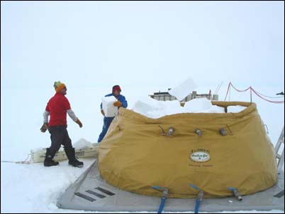 De flubber wordt gevuld met sneeuw. Deze sneeuw wordt gesmolten om door een buizensysteem te leiden om het boorgat te kunnen smelten