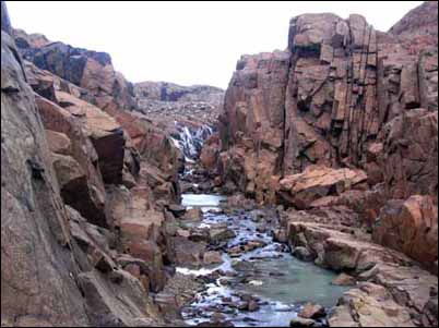 In de nabijheid van Boulder Hill is er een indrukwekkende ravijn met de tot de verbeelding sprekende naam hidden gorge